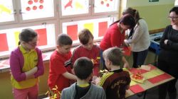 Z pomocą mam uczniów klasy czwartej