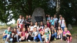 zdjęcie pod pamiątkowym obeliskiem