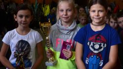 Lena, Ola i Hania z pucharem za III m-sce 1/4 finału województwa w badmintonie