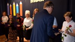 nauczyciele i pracownicy szkoły nagrodzenie przez dyrektora
