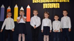 pierwszoklasiści podczas występu