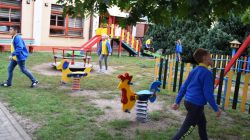 szukając ukrytych zadań w terenie