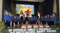 ślubowanie w obecności pocztu sztandarowego