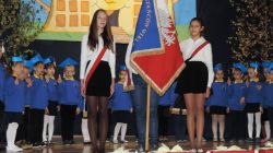 ślubowanie w obecności pocztu sztandarowego