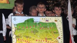 w trakcie występu