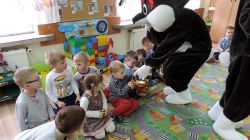 Wręczenie koszyczków pełnych niespodzianek