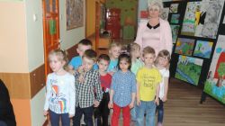 Pani Bogusia ze swoją grupą - grupą "Motylków"