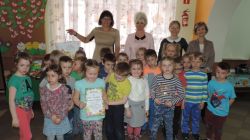 Pamiątkowe zdjęcie "Tygrysków" z panią wójt, panią dyrektor, panią Bogusią i panią Dorotką