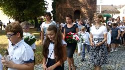 złożenie kwiatów i zniczy pod pomnikiem  przez dyrekcję szkoły i władze gminy