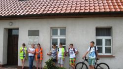 fotografia grupy przy najstarszej szkole w Łęce Mroczeńskiej