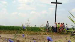 fotografia przy przydrożnym krzyżu w  okolicy Mroczenia