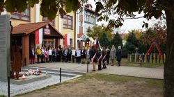 delegacje UG i szkoły przy pomniku poległych za wolność