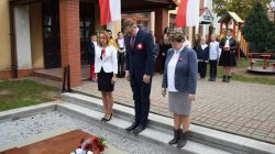 delegacja szkoły przy pomniku poległych za wolność