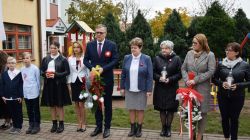 delegacje UG i szkoły przy pomniku poległych za wolność